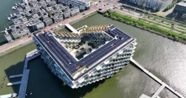 Amsterdam, 13 Mayıs, 2023, Hollanda. Sluishuis apartmanı su üzerinde. Hava aracı görünümü.