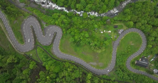 沥青公路蜿蜒山路穿越自然的空中无人驾驶图像 — 图库视频影像