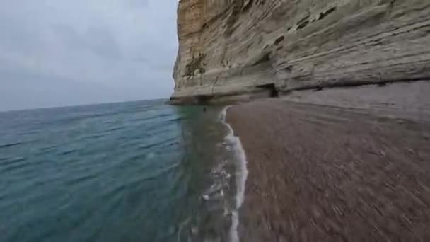 フランスのノルマンディーのチョーク崖で海岸やビーチを飛行するFpv空中ドローンビュー 観光地 — ストック動画