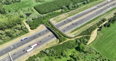 Ecoduct Autena (ayrıca Ecoduct Autenase Kade olarak da bilinir), Everdingen kavşağının güneyindeki A2 üzerinde bir ekosistem. Hava aracı görünümü.