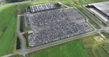 Waalwijk, 4 Ağustos 2023, Hollanda. Van Mossel Etkileyici Yeni Lojistik Merkezi: A59 boyunca bir Simge