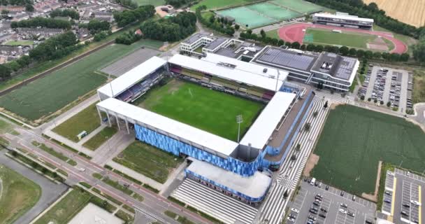 2023年7月12日 オランダ オランダのサッカークラブの本拠地であるフォルトゥナ シッタールド フットボールスタジアムの空中ドローンビュー — ストック動画