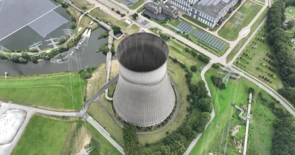 探索一个火力发电厂冷却塔的迷人的航拍 在一个充满活力的景观中发现了这一重要的工业元素的建筑奇迹 — 图库视频影像