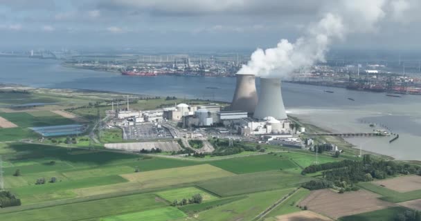 ベルギーのアントワープ郊外のシェルト川沿いに位置するドゥエル原子力発電所の興味深い空中ドローンビューを体験してください — ストック動画