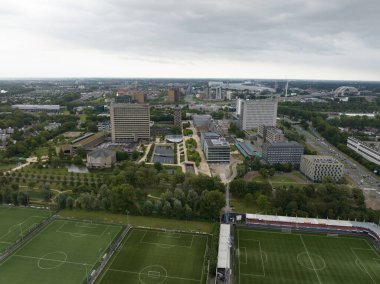 Rotterdam, 22 Temmuz, 2023, Hollanda. Rotterdam Erasmus Üniversitesi Rotterdam 'da bir üniversitedir. Kampüsün hava aracı videosu.