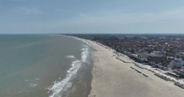 Malo-les-Bains sahilinin büyüleyici güzelliğini keşfedin. Fransa 'nın Nord bölgesinde yerleşmiş eski bir belediye olan Malo-aan-Zee olarak da bilinir..