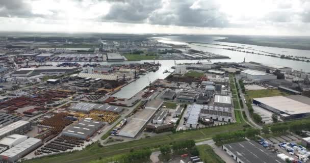 Moerdijk 2023年8月3日 从无人机的角度探索莫尔迪奇广阔的港口和工业区的动态景观 — 图库视频影像