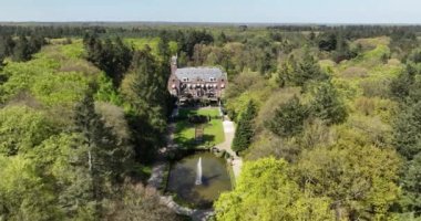 Kasteel de Hooge Vuursche yukarıdan çarpıcı hava aracı görüntüsüyle. Baarn, Hollanda 'daki bu tarihi 20. yüzyıl şatosu.