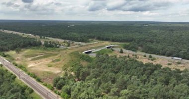 Hollanda 'daki A1 otoyolu ve Amersfoort Apeldoorn demiryolu boyunca uzanan yenilikçi bir eko-kanal olan Faunapassage Kootwijkerzand' ın nefes kesici hava manzaralarını tecrübe edin.