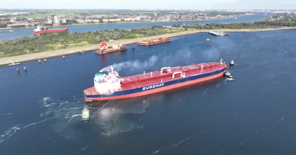 ロッテルダム 2023年8月9日 オランダ ユーロナヴァ原油タンカーは エレガントにヨーロッパのロッテルダムのドッキングポイントに向かってそのコースをナビゲートします 強力なタグボートによる精密なガイド — ストック動画