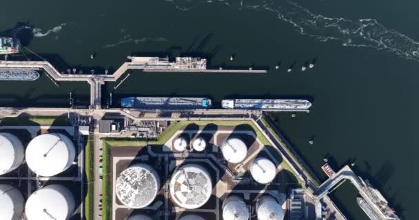 ロッテルダム 2023年8月9日 オランダ ヨーロッパで最も忙しい港 液体貯蔵 ハンドリング 流通に戦略的に位置する最先端の施設であるユーロタンクターミナルEtt ととも — ストック動画