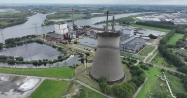 Geertruidenberg, 12 Ağustos 2023, Hollanda. RWE 'ye ait Amercentrale, enerji tesisi, elektrik santrali, hava aracı görüntüsü, kömür, biyokütle ve odun gazını birleştirerek elektrik üretiyor.