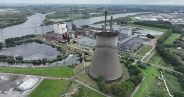 Geertruidenberg, 12 Ağustos 2023, Hollanda. RWE 'ye ait Amercentrale, enerji tesisi, elektrik santrali, hava aracı görüntüsü, kömür, biyokütle ve odun gazını birleştirerek elektrik üretiyor.