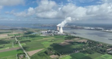 Nükleer enerji santrali, Doel, Belçika 'nın Antwerpen limanında. Hava aracı görünümü.