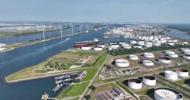 オランダのロッテルダム港で賑やかな産業地域であるユーロポールの空中ドローンビュー このヨーロッパへの主要な参入は 石油化学精製所 貨物をフィーチャーする海洋活動のハブです — ストック動画