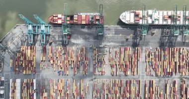 Antwerpen, 12 Ağustos 2023, Belçika. Antwerpen limanındaki konteynır terminallerinin yukarıdan aşağıya insansız hava aracı görüntüsü.