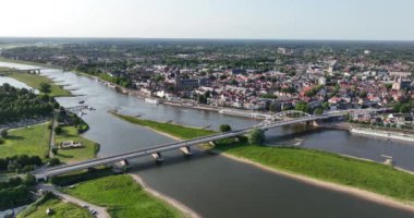 Deventer, Teh Hollanda ve Ijssel Nehri şehir manzarası. Hava aracı görüntüsü.