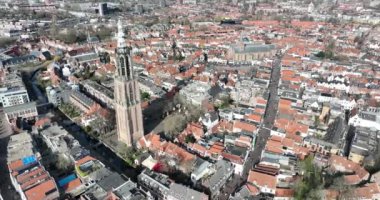 Amersfoort 'taki Onze Lieve Vrouwetoren' in insansız hava aracı görüntüsü. Şehirdeki kilise kulesi.