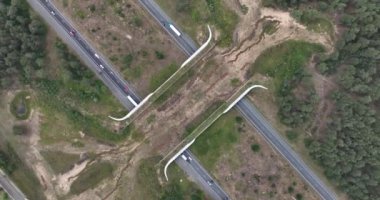 Hollanda 'daki A1 otoyolu ve Amersfoort Apeldoorn demiryolu boyunca uzanan yenilikçi bir eko-kanal olan Faunapassage Kootwijkerzand' ın nefes kesici hava manzaralarını tecrübe edin.