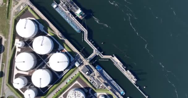 鹿特丹港一个油罐终端的自顶向下无人驾驶飞机视图 — 图库视频影像