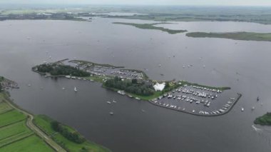 Kolmeersland ya da daha çok bilinen adıyla De Sweagen, Sneekermeer 'de bir adadır. Gölde yelken açan yelkenliler.