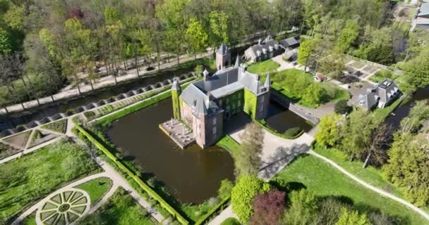 オランダに囲まれた歴史的な城の絶え間ない美しさを目撃するために時間を遡る旅 — ストック動画
