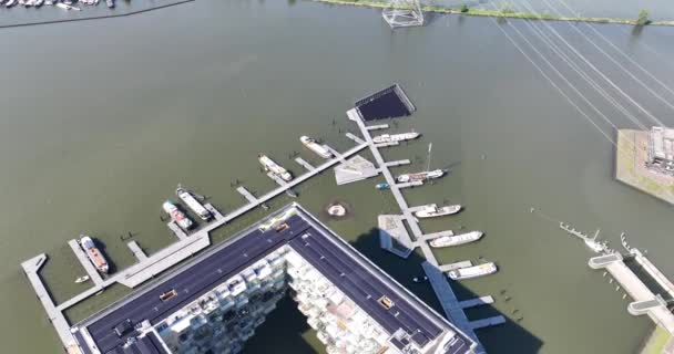 2023年5月13日 阿姆斯特丹 荷兰Sluishuis住宅大楼建在水面上 空中无人驾驶飞机视图 — 图库视频影像