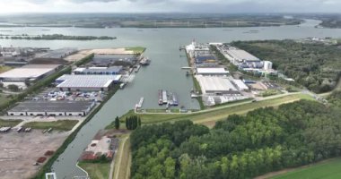 Moerdijk Limanı, Hollanda 'da büyük bir liman. Hava aracı görünümü.