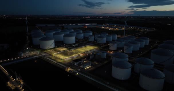 アムステルダム港の石油化学石油ターミナルを夜間観測する無人機 ダスクサンセット — ストック動画