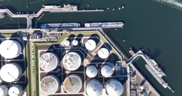 ロッテルダム港のタンク燃料ポート施設のインフラストラクチャの上下ビュー 船舶の規制について — ストック動画