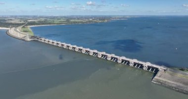 Haringvliet Barajı (Almanca: Haringvliet Dam), Hollanda 'nın güneyindeki Haringvliet Barajı olarak da bilinir. Hava aracı görünümü.
