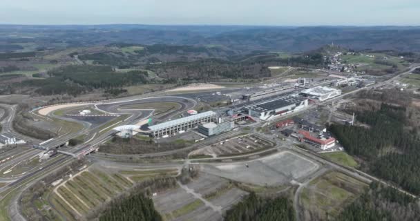 努尔堡2023年4月10日德国从令人振奋的无人驾驶飞机镜头中 从令人振奋的空中视角 见证标志性的Nurburgring赛道 座落在风景如画的Eifel地区 — 图库视频影像