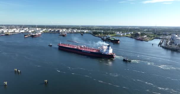 2023年8月9日 鹿特丹 Euronav号原油油轮优雅地驶向鹿特丹号码头 在强大的拖轮的精确引导下 — 图库视频影像