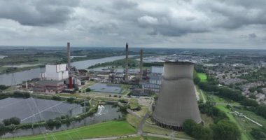 Hollanda 'daki bir enerji üretim tesisinin insansız hava aracı görüntüsü..