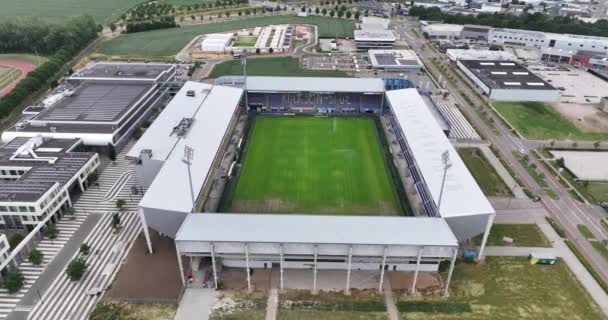 2023年7月12日 オランダ オランダのサッカークラブの本拠地であるフォルトゥナ シッタールド フットボールスタジアムの空中ドローン — ストック動画