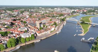Deventer şehri ve Hollanda 'daki Ijssel nehri üzerindeki kentsel manzaranın insansız hava aracı görüntüsü.