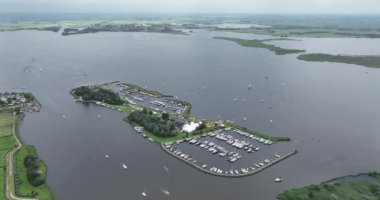 Friesland, Hollanda 'daki ünlü eğlence ve yelkencilik merkezi Starteiland da dahil olmak üzere Sneekermeer Gölü' nün insansız hava aracı görüntüsü..