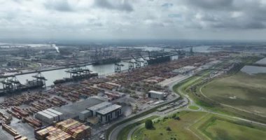 Antwerpen, 12 Ağustos 2023, Belçika. Antwerpen, 12 Ağustos 2023, Belçika. Antwerpen Limanı, Deurganckdok 'un insansız hava aracı görüntüsü.