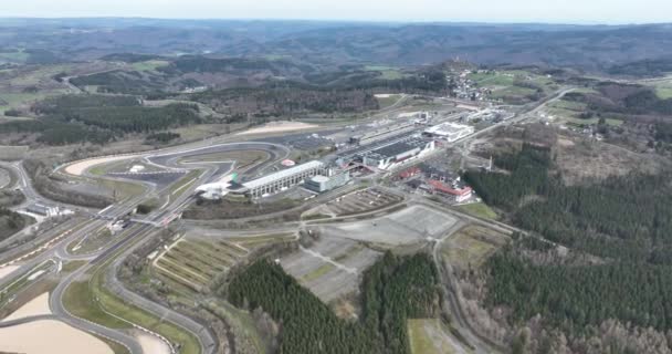努尔堡2023年4月10日德国努尔堡赛道 Nurburgring 是德国莱茵兰州努尔堡的一条赛道 空中无人驾驶飞机视图 — 图库视频影像