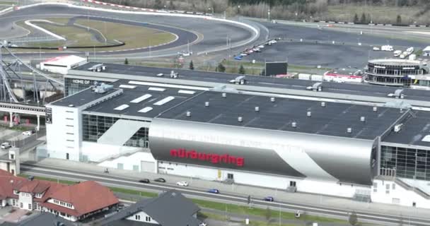 2023年4月10日 ヌーバーグ ドイツ メインストレートのヌルバーグの看板は ラインラント パラティナテのドイツの州ヌルブルクのレースコースです 空中ドローンビュー — ストック動画