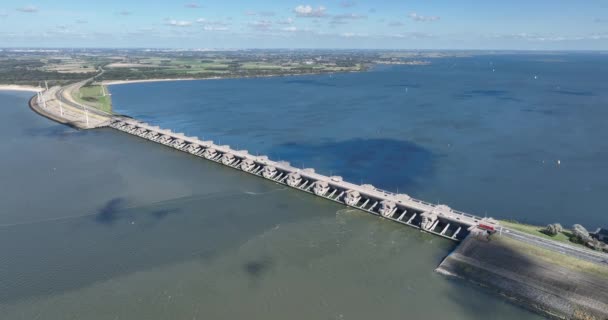 Haringvliet锁位于北海和Haringvliet河口之间 它们调节水位 空中无人驾驶飞机视图 — 图库视频影像