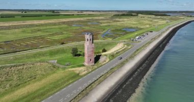 Plompe Toren, Burgh-Haamstede 'in güneyinde, Oosterschelde' de bulunan bir kilise kulesidir. Hava aracı görünümü.