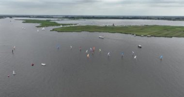 Sneekermeer, Friesland, Hollanda 'daki sörf grubu ders sınıfının hava aracı görüntüsü..