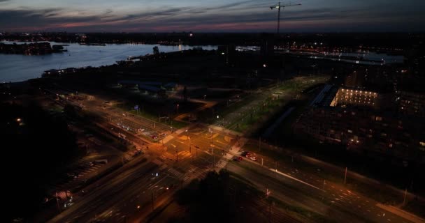 Άμστερνταμ Φράγματα Πολύβουη Αστικό Τοπίο Νύχτα Αεροφωτογραφία Drone Συλλαμβάνει Μια — Αρχείο Βίντεο