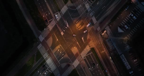 Uma Visão Aérea Drone Cruzamento Tráfego Amsterdã Mostrando Pedestres Ciclistas — Vídeo de Stock