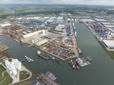Moerdijk, 3 Ağustos 2023, Hollanda. Van Oord, Moerdijk limanındaki uluslararası deniz taşeronu. Aerila insansız hava aracı görünümü.