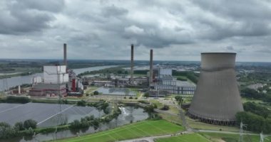 Hollanda, Geertruidenberg 'deki bir biyokütle ve kömür santralinin hava aracı görüntüsü.