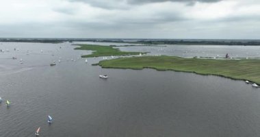 Sneekermeer, Friesland, Hollanda 'da gemi gezisi görüntüsü..