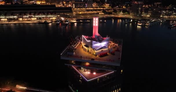 2023年8月19日于阿姆斯特丹 从空中俯瞰阿姆斯特丹的观景台 夜间俯瞰全市 — 图库视频影像