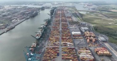 Büyük ölçekli konteynır terminali ulaşımı. Otomatik liman ve konteynır yükleme ve boşaltma. Antwerp Limanı, Belçika.